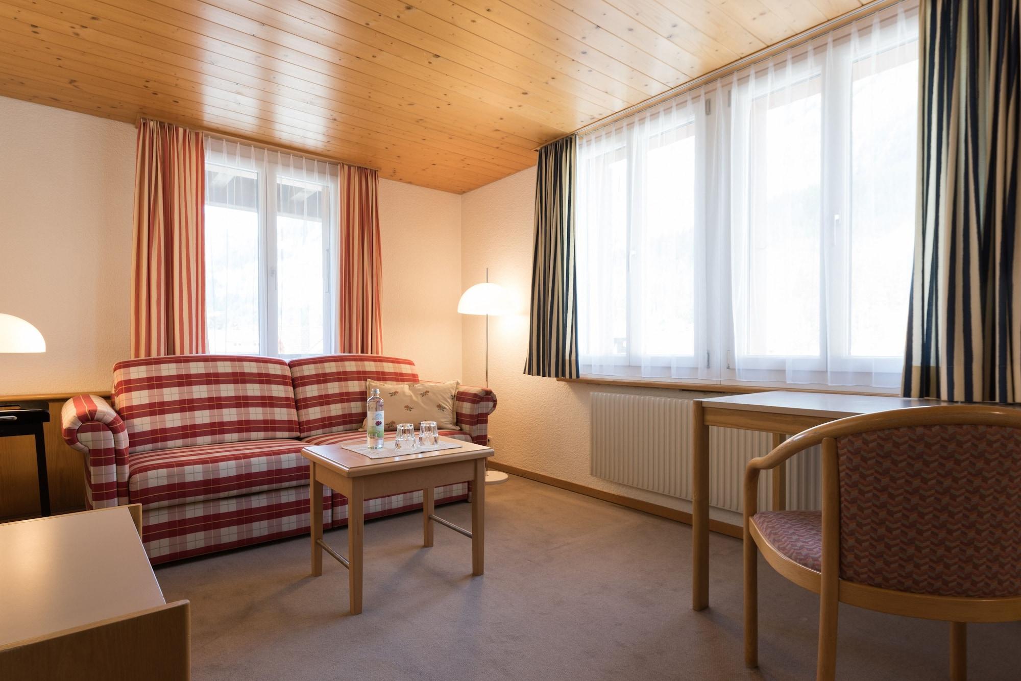 Bluemlisalp Hotel คันเดอร์ชเตค ภายนอก รูปภาพ