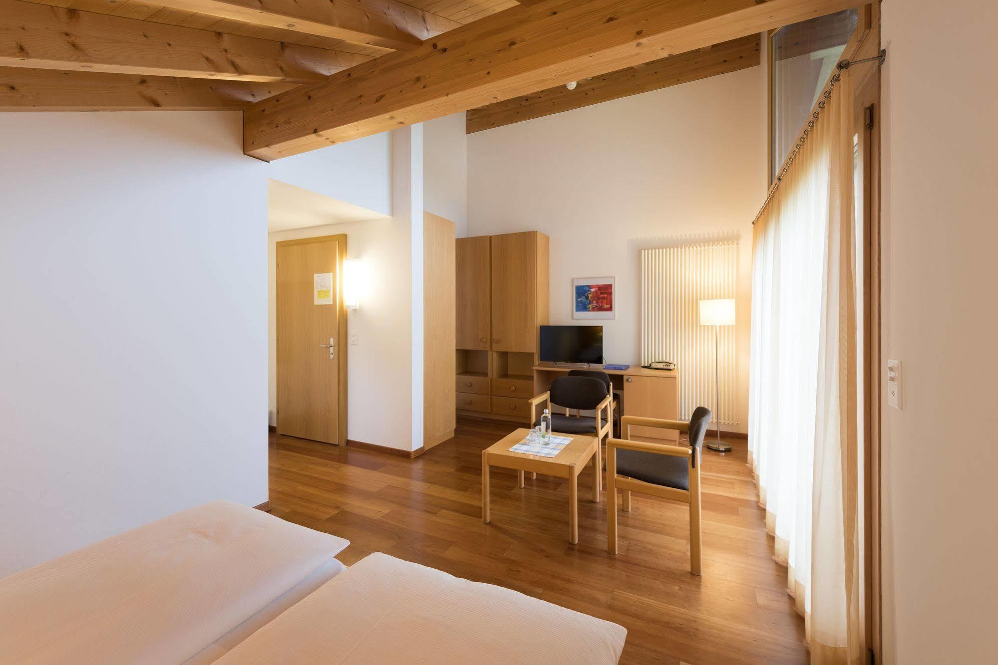 Bluemlisalp Hotel คันเดอร์ชเตค ภายนอก รูปภาพ