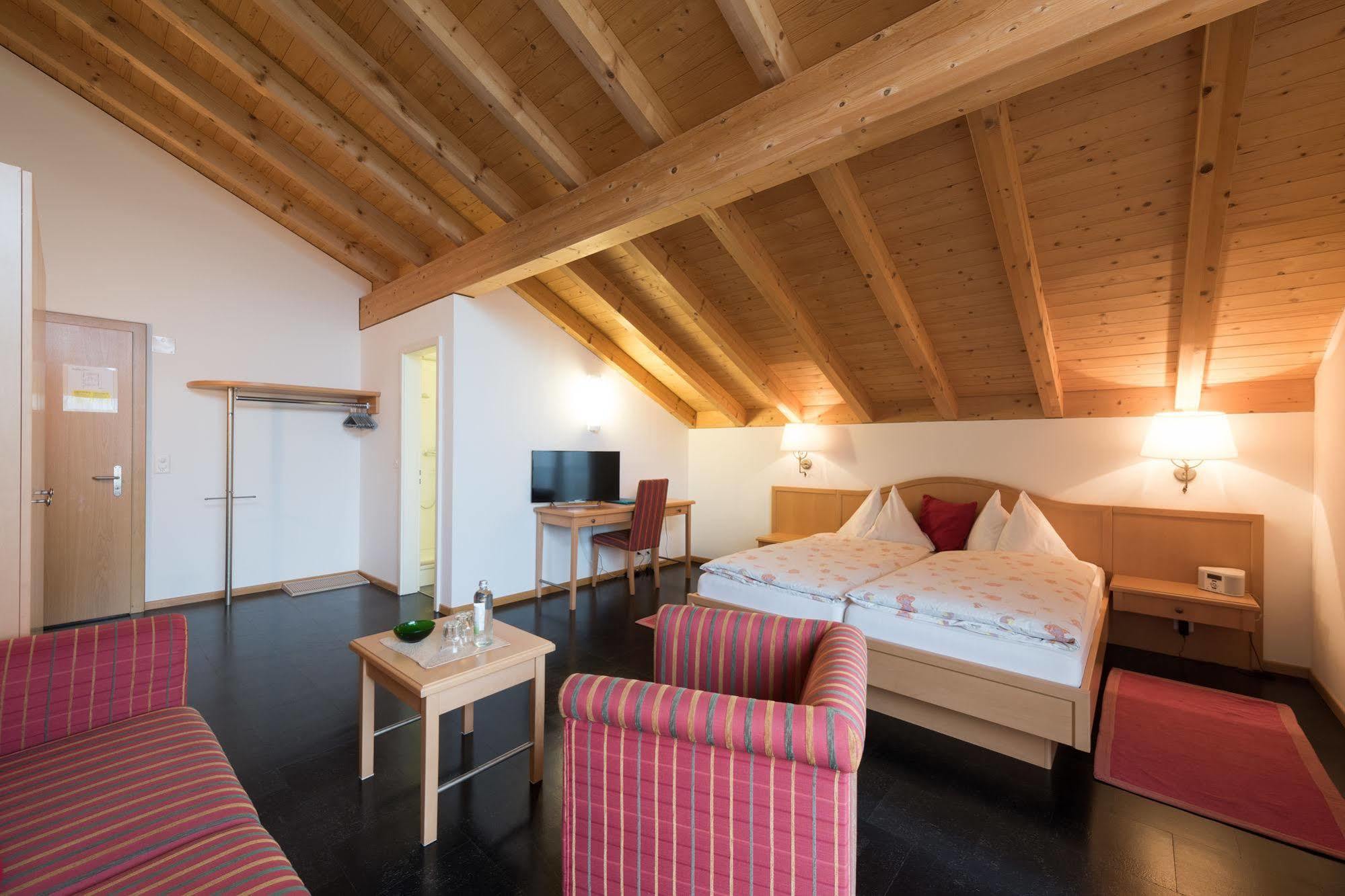 Bluemlisalp Hotel คันเดอร์ชเตค ภายนอก รูปภาพ